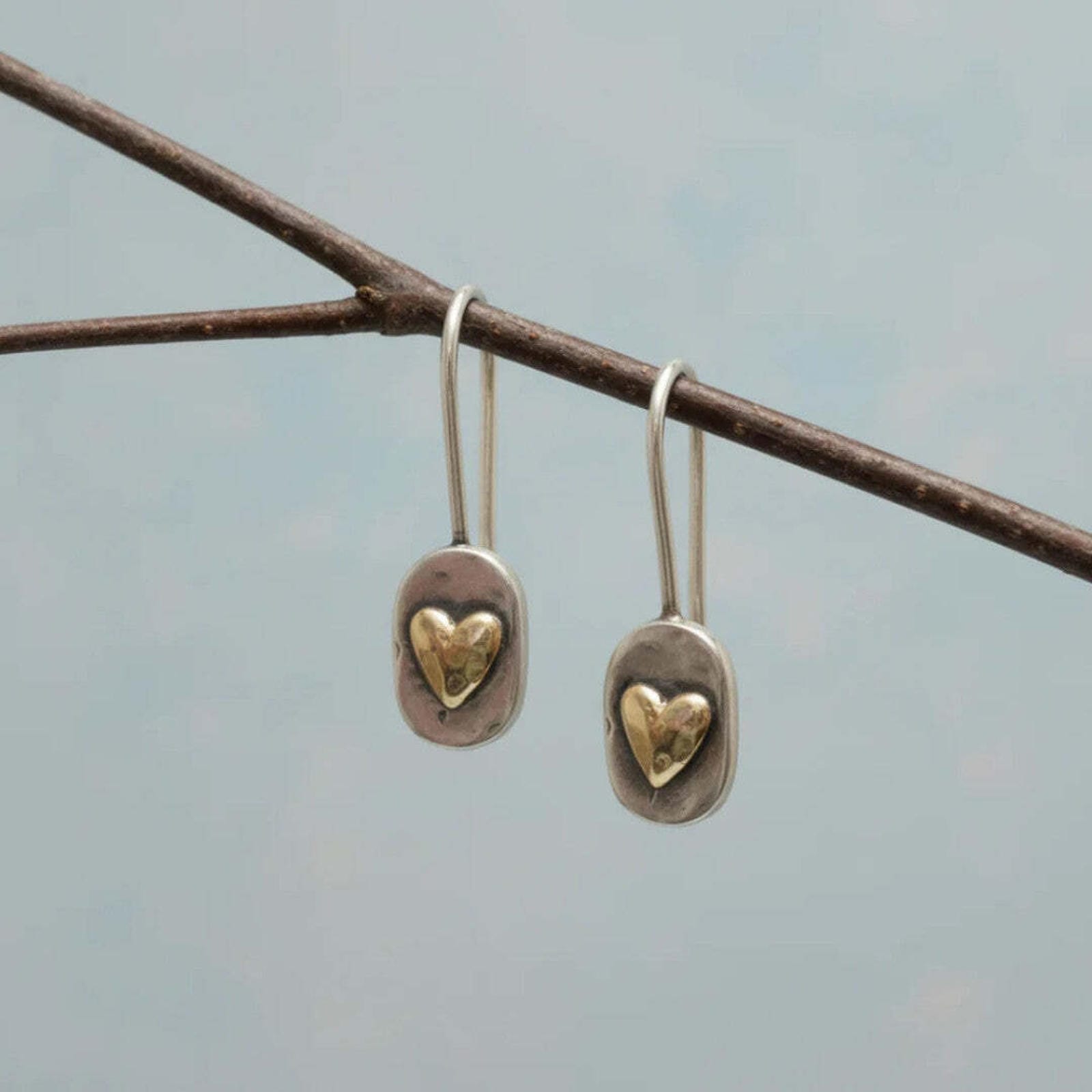FLORENCIA | Aretes de gota con corazón en relieve