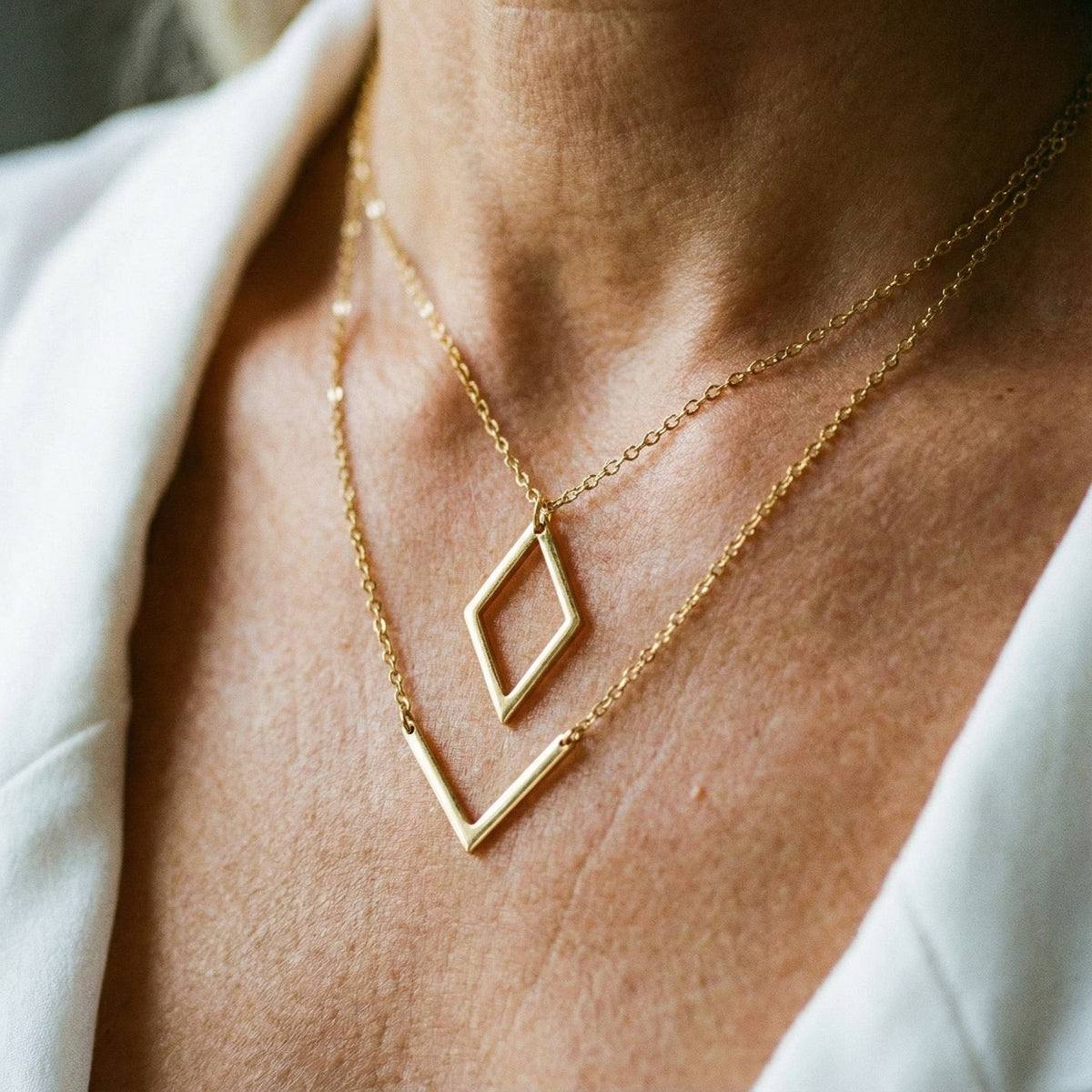 CATALINA | Collar con dije en V