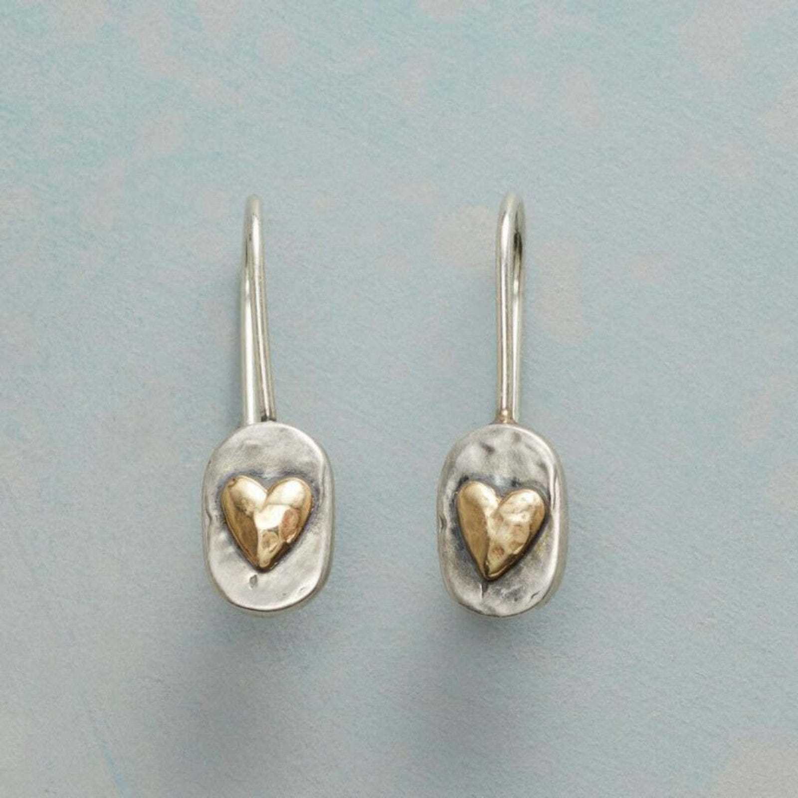 FLORENCIA | Aretes de gota con corazón en relieve